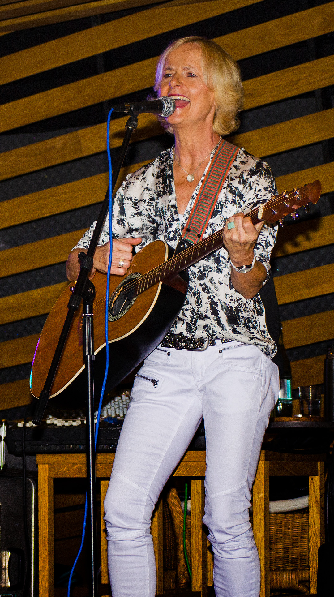Annette Korn live Musik:
Annette singend bei einem live Auftritt mit ihrer Gitarre. 